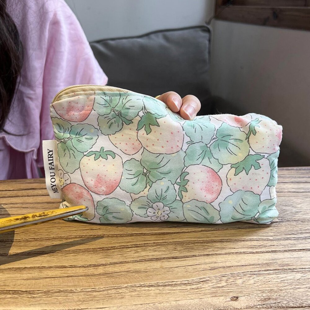 Strawberry Makeup bag - Picture 2 of 4